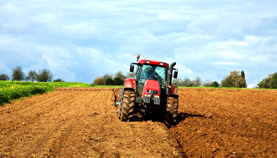 Аренда трактора для вспашки земли Аренда трактора для вспашки земли