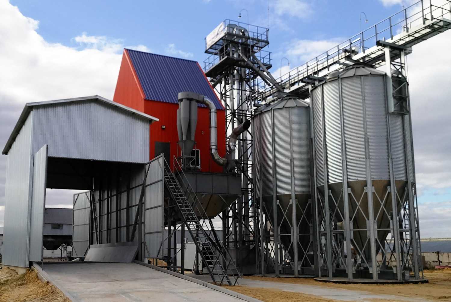 Аренда техники для послеуборочной обработки: преимущества и особенности Аренда техники для послеуборочной обработки: преимущества и особенности